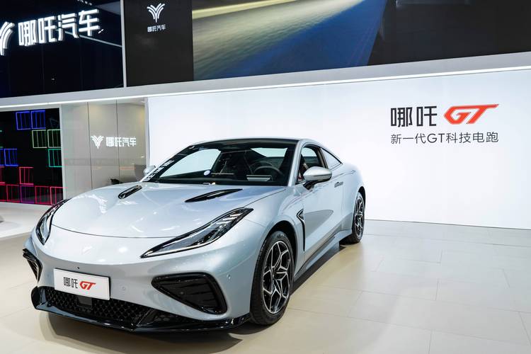 广州49哪吒汽车在智能汽车领域的表现，领途汽车在新能源汽车市场中的影响力